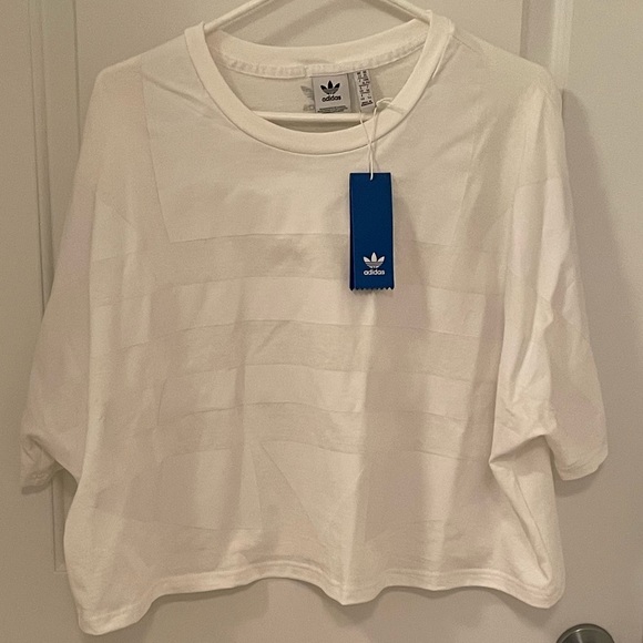 White cropped adidas shirt size XL - Picture 6 of 10